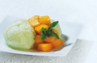 Frozen de tuna y cubos de mango tibio al pisco